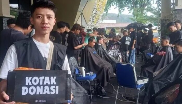 Tukang Cukur di Sumbar Galang Solidaritas, Bantu Warga Terdampak Banjir