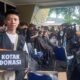Para anggota Minangkabau Barber Association memberikan layanan cukur rambut kepada warga terdampak banjir dalam kegiatan “Tukang Cukur Bantu Warga” di Sumatera Barat, sebagai wujud solidaritas dan kepedulian sosial komunitas barber. (Foto: istimewa)