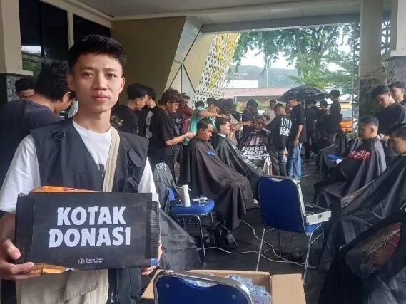 Para anggota Minangkabau Barber Association memberikan layanan cukur rambut kepada warga terdampak banjir dalam kegiatan “Tukang Cukur Bantu Warga” di Sumatera Barat, sebagai wujud solidaritas dan kepedulian sosial komunitas barber. (Foto: istimewa)