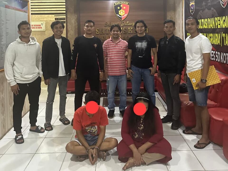DITAHAN — Pasangan suami istri berinisial AA (37) dan M (44) pelaku penipuan agen BRILink di Kecamatan Harau, Kabupaten Limapuluh Kota, saat diamankan Satreskrim Polres Limapuluh Kota. (dok.Polres50kota/Ingatlah)