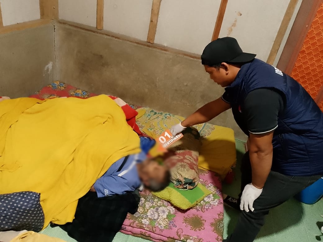 Petugas Polsek Harau bersama Tim Identifikasi Polres Lima Puluh Kota melakukan olah tempat kejadian perkara (TKP) di rumah korban di Jorong Air Putih, Nagari Sarilamak, Kecamatan Harau, Senin (29/12/2025). (dok. Humas Polres Limapuluh Kota)