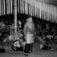 Seorang pemain randai melantunkan dialog kaba di tengah lingkaran galombang. Kata-kata yang terucap bukan sekadar alur cerita, tetapi pantulan ingatan kolektif masyarakat Minangkabau. (Foto: INGATLAH/ Rudi Juliant)