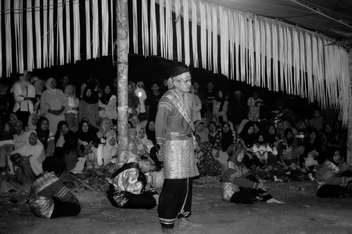 Seorang pemain randai melantunkan dialog kaba di tengah lingkaran galombang. Kata-kata yang terucap bukan sekadar alur cerita, tetapi pantulan ingatan kolektif masyarakat Minangkabau. (Foto: INGATLAH/ Rudi Juliant)