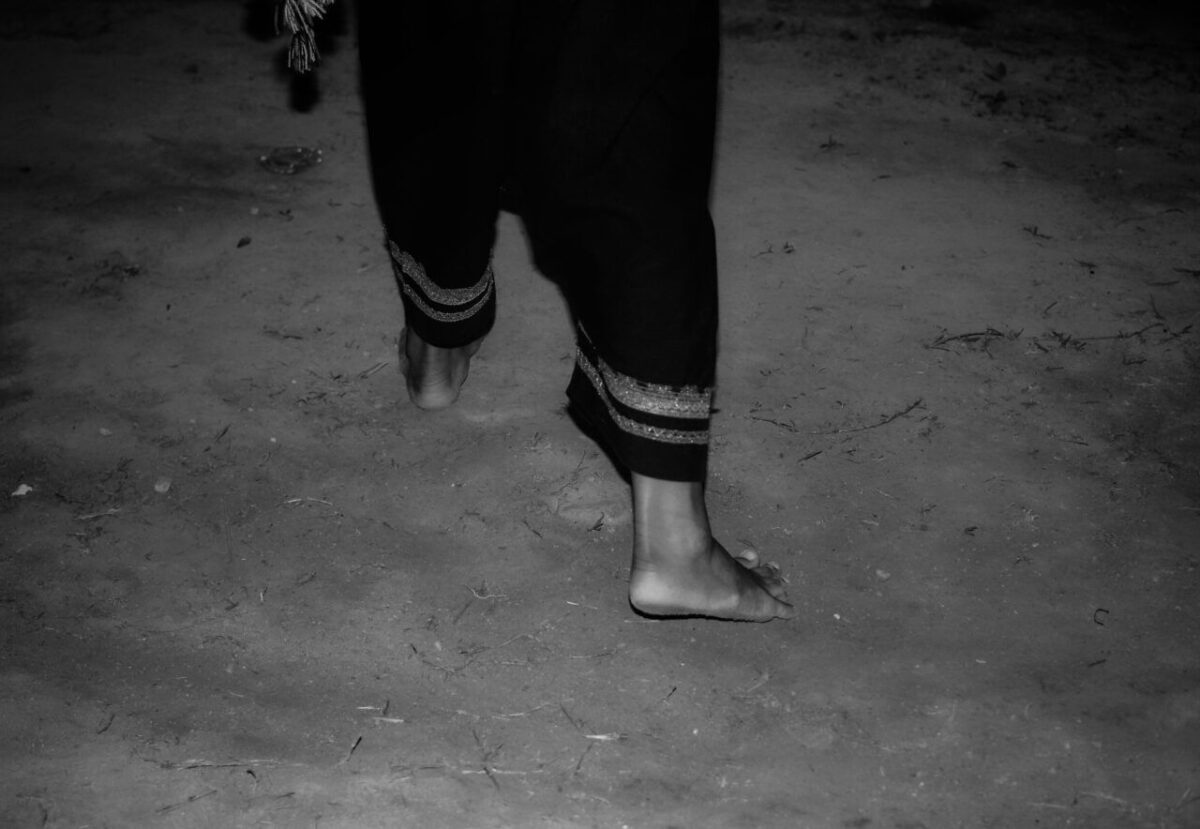 Langkah kaki para pemain randai menghentak tanah Sawah Liek, mengikuti irama galombang yang terjaga turun-temurun. Setiap hentakan menjadi penanda hubungan manusia dengan bumi dan tanah yang memberi hidup. (Foto: INGATLAH/Rudi Juliant)