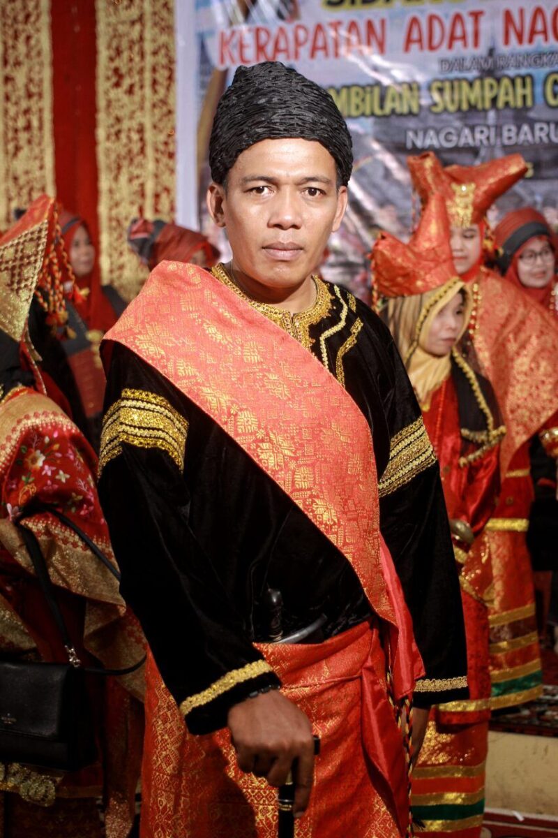 Candra Dt. Bijo, ketua randai Sanggar Tari Mato Aia sekaligus niniak mamak Nagari Barulak. Potret seorang penjaga adat yang merawat randai sebagai ruang belajar bersama—menjaga hubungan manusia dengan nagari, alam, dan nilai Minangkabau agar tetap berakar di tengah perubahan zaman. (Foto: INGATLAH/Rudi Juliant)