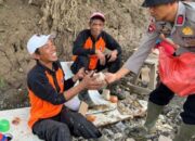 Brimob Sumbar Salurkan Ratusan Nasi Siap Saji Korban Tanah Datar
