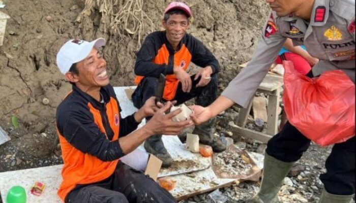 Brimob Sumbar Salurkan Ratusan Nasi Siap Saji Korban Tanah Datar