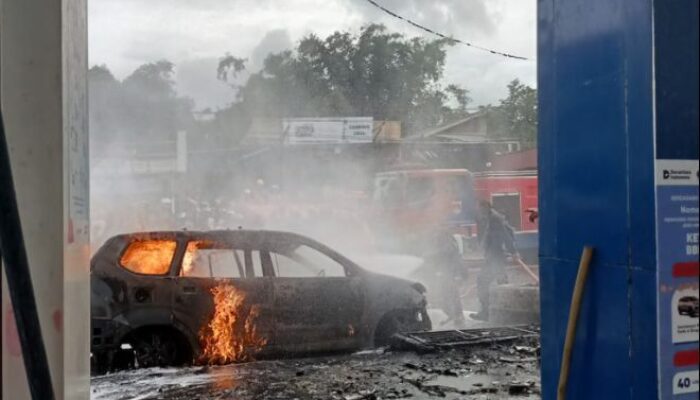 Avanza Hangus Terbakar Dekat SPBU Bukittinggi, Damkar Sigap