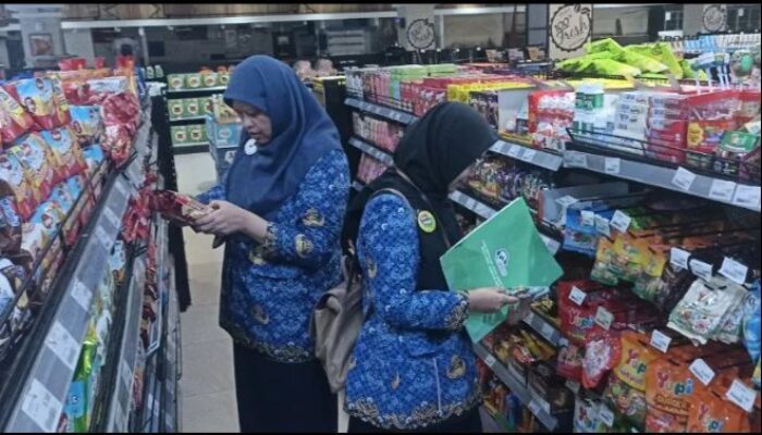 Jelang Nataru, BBPOM Padang Sita Ratusan Pangan Kedaluwarsa dan Produk Ilegal