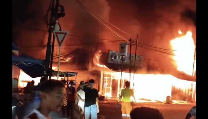 Kebakaran Satu Rumah dan Tiga Toko Hangus di Bandar Buat