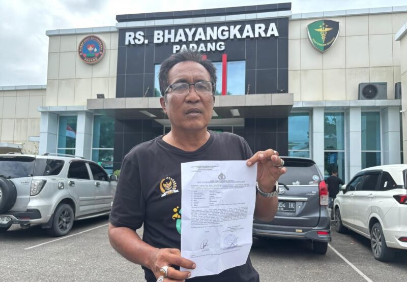 Novrianto usai melapor dugaan tindak penganiayaan terhadap dirinya ke Polresta Padang, Selasa (9/12). (Foto: Istimewa)