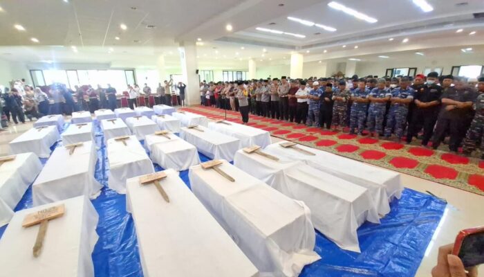 Kapolda Sumbar Pimpin Sholat Jenazah 24 Korban Tak Teridentifikasi Pascabencana