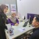 Nasabah mendengarkan penjelasan dari Branch Manager Bank Muamalat Kramat Raya Dian Sulistyowati tentang produk pembiayaan Multiguna iB Hijrah di Kantor Cabang Bank Muamalat Kramat Raya, Kamis (11/12). (Foto: Istimewa)