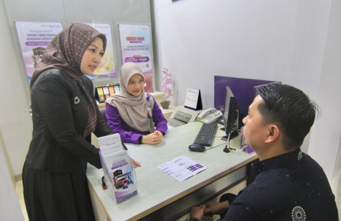 Nasabah mendengarkan penjelasan dari Branch Manager Bank Muamalat Kramat Raya Dian Sulistyowati tentang produk pembiayaan Multiguna iB Hijrah di Kantor Cabang Bank Muamalat Kramat Raya, Kamis (11/12). (Foto: Istimewa)