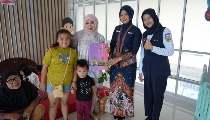 Rayakan Hari Ibu, KAI Divre II Sumbar Bagikan Hadiah untuk Penumpang Perempuan