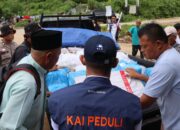 KAI Divre II Sumbar Salurkan Bantuan Banjir di Nanggalo Padang