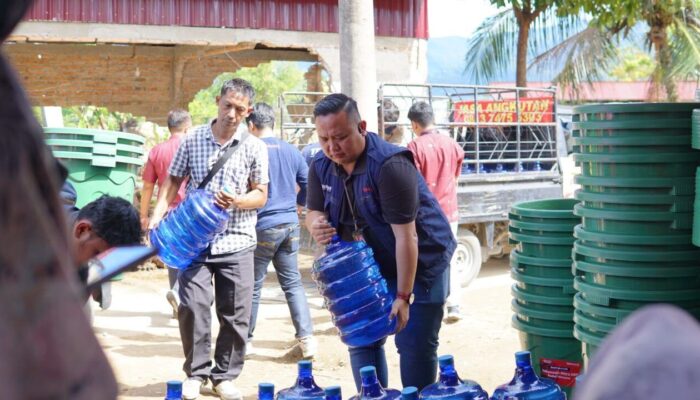 Telkomsel Salurkan CSR dan Layanan Gratis untuk Korban Bencana Kota Padang