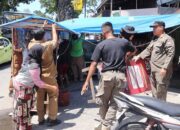 Satpol PP Padang Tertibkan Papan Iklan dan Bangunan Liar di Jalan Sutan Syahrir