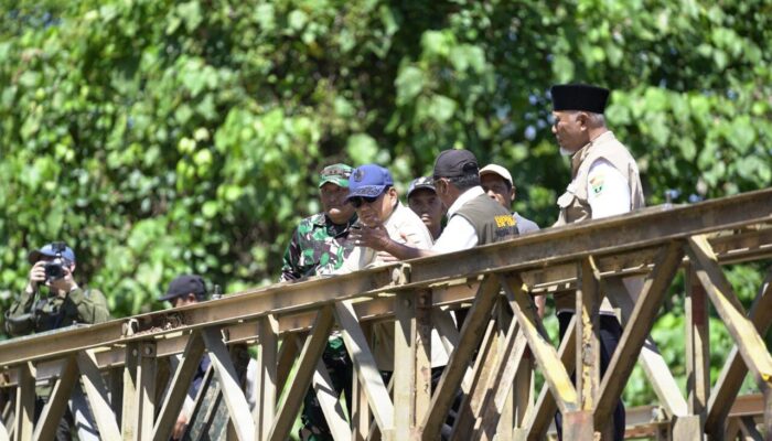 Presiden Prabowo Puji Sinergi TNI Warga Bangun Jembatan Bailey Padang Pariaman