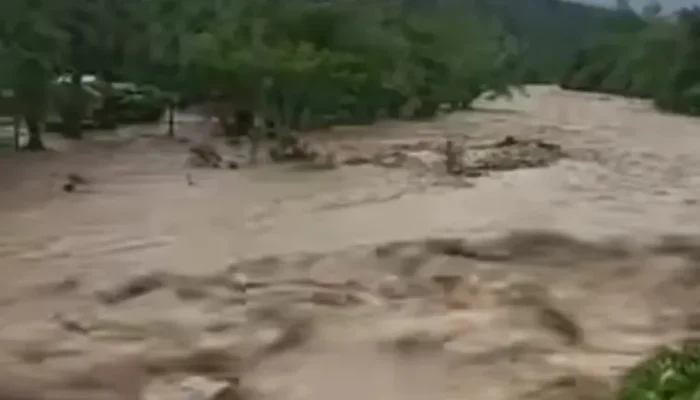 Hujan Lebat Guyur Pasbar, Warga Hilang Terseret Arus Sungai