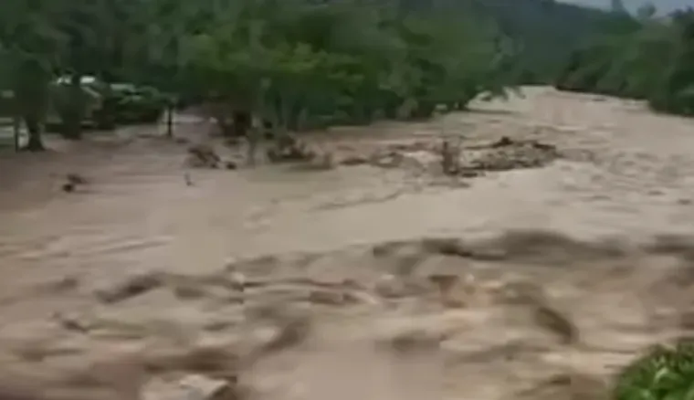 Sungai Batang Pasaman meluap dengan aliran air berwarna coklat pekat usai hujan deras mengguyur Pasaman Barat. (Ist)