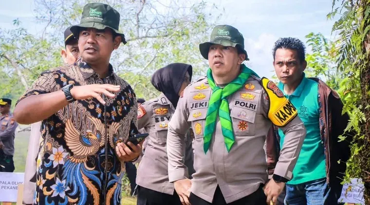 Kompol Bery Juana Putra (kiri) saat berkoordinasi dengan Kapolresta Kombes Jeki Mustika Rahmat baru-baru ini.(ist)