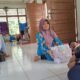 Di balik sunyi pengungsian Masjid Nurul Jadid, Risma merawat putrinya, Wahyuni, yang hanya bisa terbaring sejak kecil. (SINGGALANG/ Riani Melda)