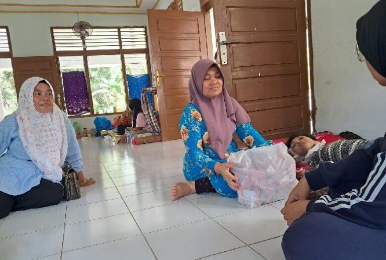 Di balik sunyi pengungsian Masjid Nurul Jadid, Risma merawat putrinya, Wahyuni, yang hanya bisa terbaring sejak kecil. (SINGGALANG/ Riani Melda)