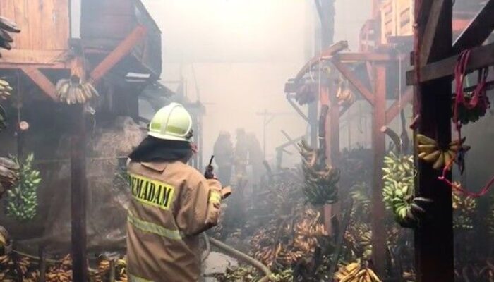 Ratusan Kios Pasar Induk Kramat Jati Terbakar, Kerugian Capai Rp 10 Miliar