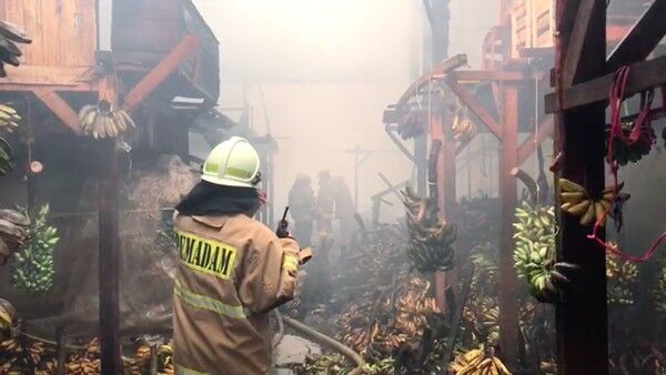 Pasar Induk Kramat Jati Terbakar, Pedagang Alami Kerugian Miliaran Rupiah. (dok. Damkar Jakarta)