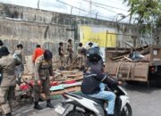 Satpol PP Padang Bongkar Lima Bangunan Liar di Simpang Alai