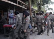 Penertiban Bangunan di Atas Fasum Cupak Tangah oleh Satpol PP Padang