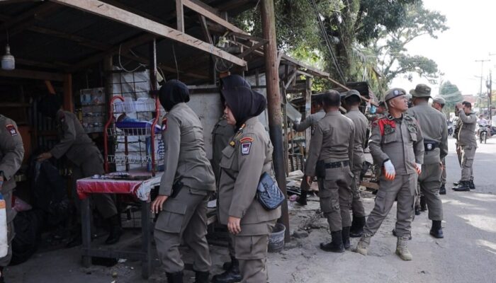 Penertiban Bangunan di Atas Fasum Cupak Tangah oleh Satpol PP Padang