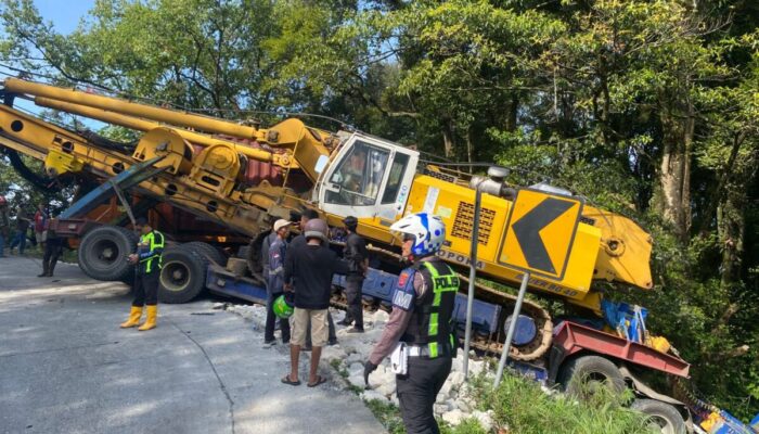 Evakuasi Truk Crane, Jalur Sitinjau Lauik Ditutup