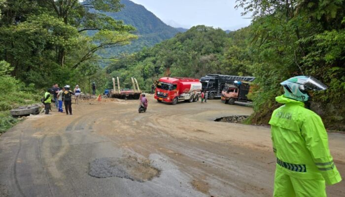 Jalur Sitinjau Lauik Kembali Normal Usai Evakuasi Truk Crane Selesai