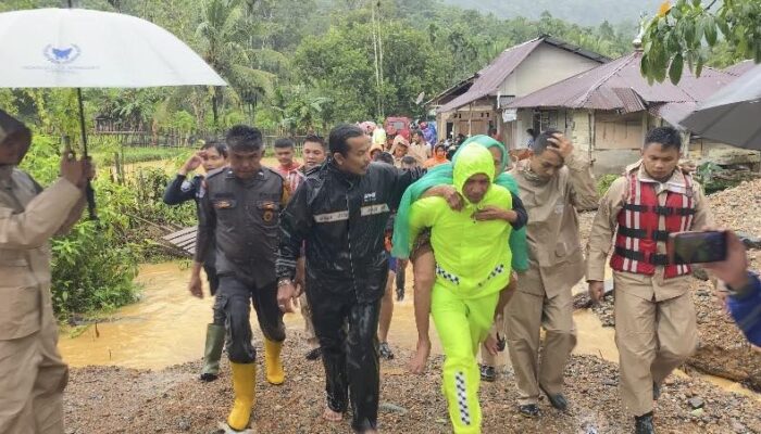 Banjir Bandang Pasar Lalang Padang, Warga Dievakuasi Tim SAR