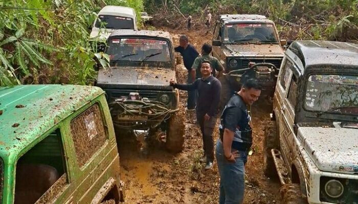 Bupati Yulianto Tinjau Jalan Alternatif Jembatan Panjang-Talu Pasaman Barat