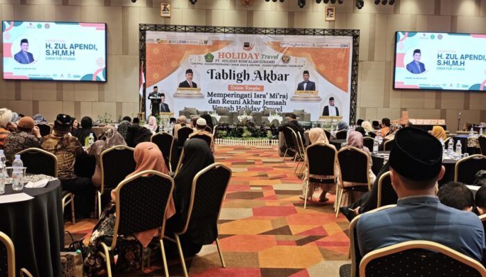 Holiday Travel Gelar Reuni Akbar Jemaah Umrah di Kota Padang