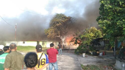 Beginilah penampakan kebakaran hebat di asrama tim Intel Korem 031/Wirabima di Kota Pekanbaru, Riau, Rabu (31/12/2025) sore.