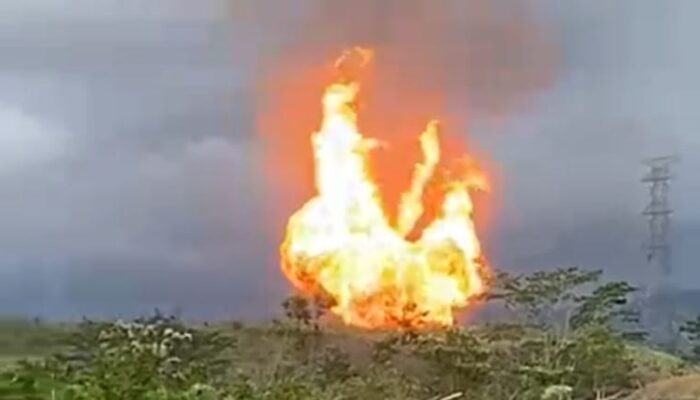 Bocor, Pipa Gas PT TGI di Batu Ampar Inhil Semburkan Api