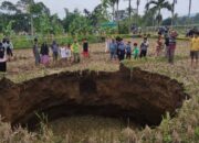 Lubang Besar Muncul di Tengah Sawah Warga Situjuah Batua