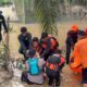 Tim Rescue Kantor SAR Pekanbaru bersama unsur SAR Gabungan mengevakuasi korban tenggelam di Sungai Ngaso, Kabupaten Rokan Hulu, Minggu (11/1/2026). (dok. Basarnas Pekanbaru)