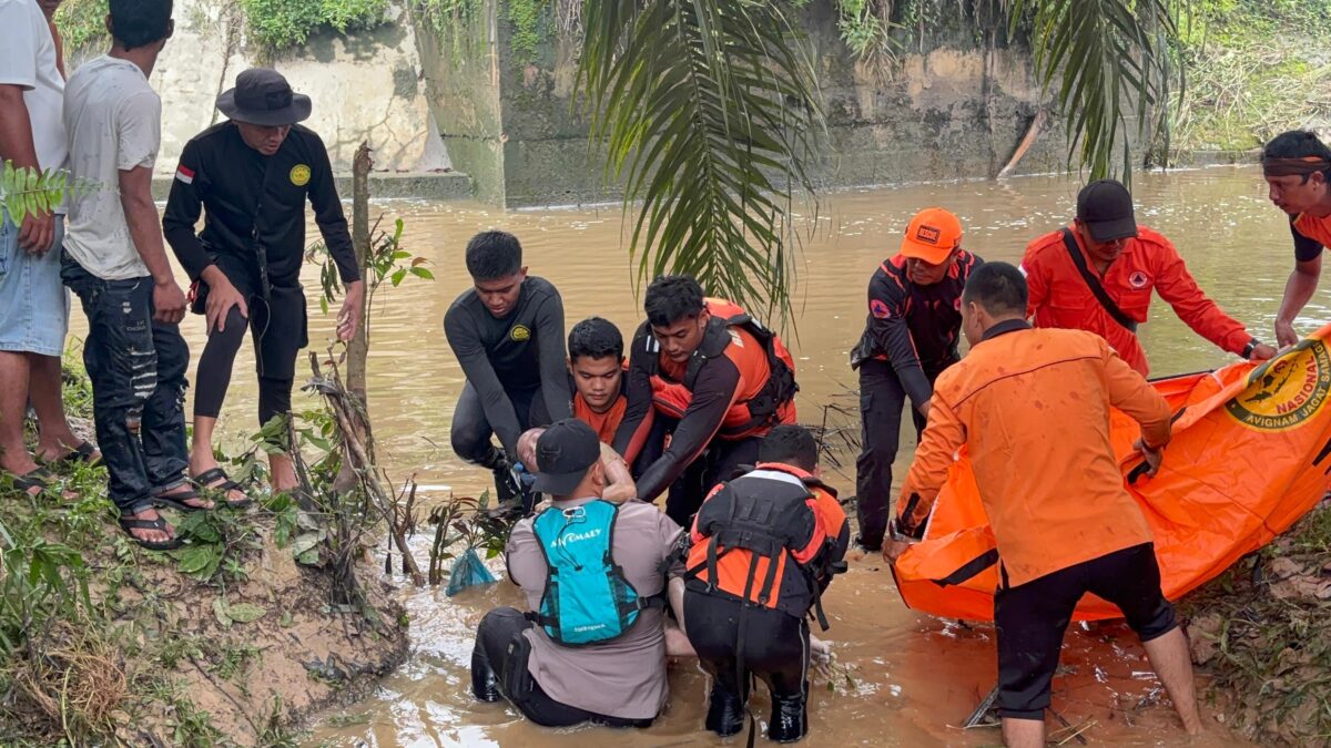 Tim Rescue Kantor SAR Pekanbaru bersama unsur SAR Gabungan mengevakuasi korban tenggelam di Sungai Ngaso, Kabupaten Rokan Hulu, Minggu (11/1/2026). (dok. Basarnas Pekanbaru)