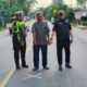 Personel polisi dan saksi saat menunjukkan lokasi kecelakaan maut di Kampar yang renggut nyawa kakak beradik asal Payakumbuh.(ist)