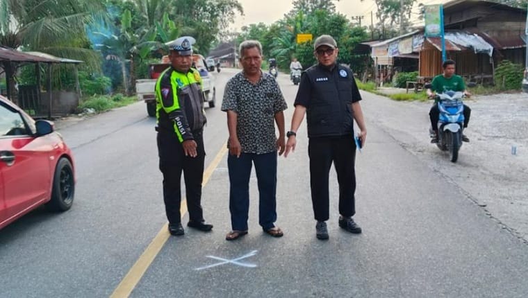 Personel polisi dan saksi saat menunjukkan lokasi kecelakaan maut di Kampar yang renggut nyawa kakak beradik asal Payakumbuh.(ist)