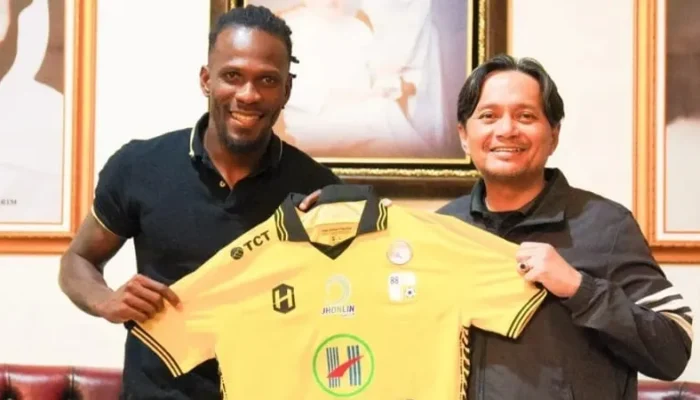Cornelius Stewart Resmi Pindah dari Semen Padang FC ke Barito Putera