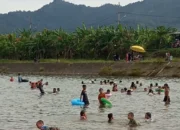 Keceriaan Anak-anak Padang Bermain di Aliran Sungai Banda Bakali Pascabencana