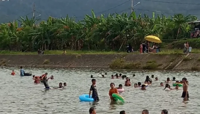 Keceriaan Anak-anak Padang Bermain di Aliran Sungai Banda Bakali Pascabencana