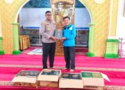 Kapolres Kampar Serahkan 75 Mushaf Al-Qur’an ke Masjid Al-Ikhlas, Perkuat Nilai Keagamaan Masyarakat