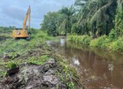PT BSP Kerahkan Alat Berat Atasi Banjir di Desa Dosan